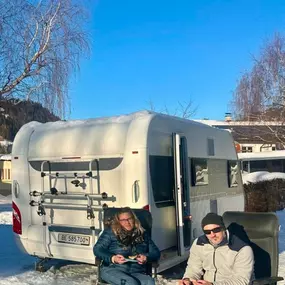 Wintercamping, gemütliches Raclette vor dem Wohnwagen