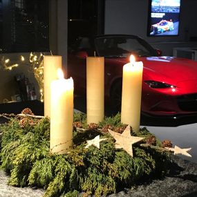 Stimmungsbild im Advent vor dem Mazda MX-5.