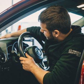 Auch der stellvertretende Werkstattchef weiss, was Sache ist. Heinz Jost am Werk.