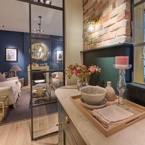 Das Wohnzimmer von Thomas Homes ist mit einem eleganten Dekor versehen, der modern und stilvoll zugleich ist.