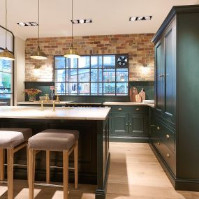 Thomas Homes verbindet modernes Design mit hochwertigen Materialien und Details, um ein einzigartiges Ambiente in Küche und Wohnzimmer zu schaffen.