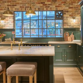 Die Küche von Thomas Homes ist mit modernsten Geräten ausgestattet und verfügt über ein luxuriöses Küchenlayout, das den optimalen Komfort und Gebrauchswert bietet.