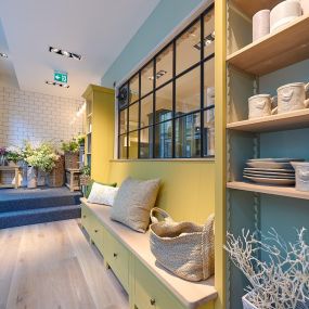 Das Wohnzimmer von Thomas Homes ist mit komfortablen und modernen Möbeln ausgestattet und bietet eine einladende Atmosphäre.