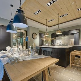 Die Küche von Thomas Homes verfügt über eine Kombination aus modernen und traditionellen Elementen, die Ihnen den besonderen Komfort und Gebrauchswert bieten.