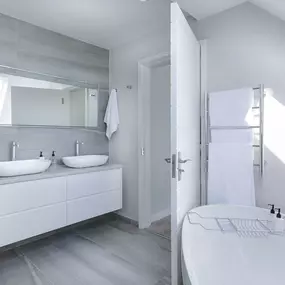 Umbau Bad: vom Abbrauch der alten Ausstattung bis zur Montage der neuen Waschbecken, Badewanne, Armaturen, Wand und Bodenbeläge.