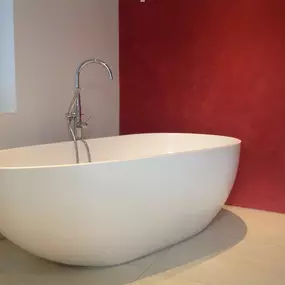 Umbau Bad: vom Abbrauch der alten Ausstattung bis zur Montage der neuen Waschbecken, Badewanne, Armaturen, Wand- und Bodenbelägen.