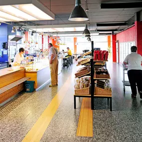 Romer's Hausbäckerei Fabrikladen mit Café-Bistro