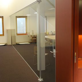 Bürotrennwand mit integrierter Drehtüre