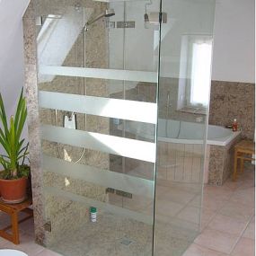 Freistehende Dusche aus ESG mit Teil satiniertem Glas