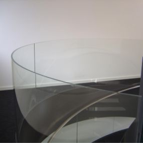 Treppengländer mit zylindisch gebogenem VSG Glas Sicherheitsglas Geländer Glasbrüstung Glasabtrennung Glaswand