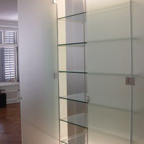 Satinato beleuchtete Vitrine