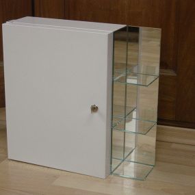 Santiärschrank mit Glasregal