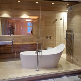 Ganzglas Trennwand Badezimmer