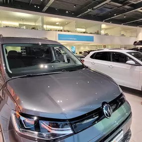 VW Caddy im Showroom der hoffmann automobile in Aesch, Baselland