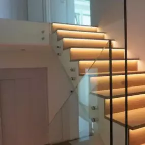 Glasgeländer bei Treppe