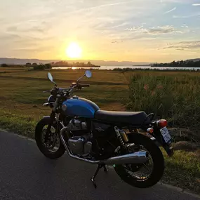 Royal Enfield Interceptor 650 Ventura Blue
Royal Enfield
2-Rad-Center Boller
Zürichsee
Seedamm
Motorrad
Forch
Zürich
Zürichoberland
Zürich Oberland