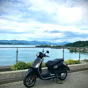 Piaggio Vespa GTS 125
2 Rad Center Boller Forch
Zürichsee
Scooter
Roller
Motorrad
Forch
Zürich
Zürichoberland
Zürich Oberland