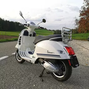 Piaggio Vespa GTS 300 Yacht Club
Piaggio Vespa GTS 300 
Sondermodell
2 Rad Center Boller
Forch
Scooter
Roller
Motorrad
Zürich
Zürichoberland
Zürich Oberland