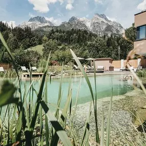 Der Bio Schwimmteich vom ersten zertifiziert klimaneutralen Biohotel Rupertus in Leogang