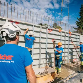 Willkommen bei Kilcher Bauunternehmung! Wir sind Ihr zuverlässiger Partner für Bauvorhaben aller Art. Mit jahrzehntelanger Erfahrung und einem engagierten Team von Experten stehen wir Ihnen bei der Realisierung Ihrer Bauprojekte zur Seite.

Als Bauunternehmung legen wir größten Wert auf Qualität, Effizienz und Kundenzufriedenheit. Unser erfahrenes Team arbeitet mit höchster Präzision und Professionalität, um Ihre Visionen in die Realität umzusetzen. Egal, ob es um Neubauten, Umbauten, Renovierun