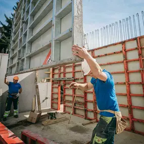 Willkommen bei Kilcher Bauunternehmung! Wir sind Ihr zuverlässiger Partner für Bauvorhaben aller Art. Mit jahrzehntelanger Erfahrung und einem engagierten Team von Experten stehen wir Ihnen bei der Realisierung Ihrer Bauprojekte zur Seite.

Als Bauunternehmung legen wir größten Wert auf Qualität, Effizienz und Kundenzufriedenheit. Unser erfahrenes Team arbeitet mit höchster Präzision und Professionalität, um Ihre Visionen in die Realität umzusetzen. Egal, ob es um Neubauten, Umbauten, Renovierun