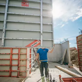 Willkommen bei Kilcher Bauunternehmung! Wir sind Ihr zuverlässiger Partner für Bauvorhaben aller Art. Mit jahrzehntelanger Erfahrung und einem engagierten Team von Experten stehen wir Ihnen bei der Realisierung Ihrer Bauprojekte zur Seite.

Als Bauunternehmung legen wir größten Wert auf Qualität, Effizienz und Kundenzufriedenheit. Unser erfahrenes Team arbeitet mit höchster Präzision und Professionalität, um Ihre Visionen in die Realität umzusetzen. Egal, ob es um Neubauten, Umbauten, Renovierun