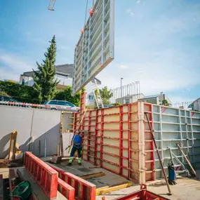 Willkommen bei Kilcher Bauunternehmung! Wir sind Ihr zuverlässiger Partner für Bauvorhaben aller Art. Mit jahrzehntelanger Erfahrung und einem engagierten Team von Experten stehen wir Ihnen bei der Realisierung Ihrer Bauprojekte zur Seite.

Als Bauunternehmung legen wir größten Wert auf Qualität, Effizienz und Kundenzufriedenheit. Unser erfahrenes Team arbeitet mit höchster Präzision und Professionalität, um Ihre Visionen in die Realität umzusetzen. Egal, ob es um Neubauten, Umbauten, Renovierun