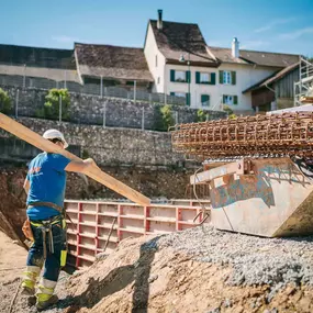 Willkommen bei Kilcher Bauunternehmung! Wir sind Ihr zuverlässiger Partner für Bauvorhaben aller Art. Mit jahrzehntelanger Erfahrung und einem engagierten Team von Experten stehen wir Ihnen bei der Realisierung Ihrer Bauprojekte zur Seite.

Als Bauunternehmung legen wir größten Wert auf Qualität, Effizienz und Kundenzufriedenheit. Unser erfahrenes Team arbeitet mit höchster Präzision und Professionalität, um Ihre Visionen in die Realität umzusetzen. Egal, ob es um Neubauten, Umbauten, Renovierun