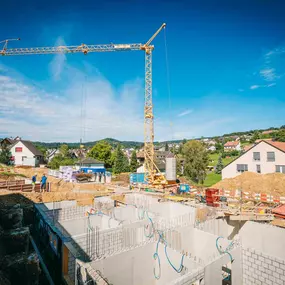 Willkommen bei Kilcher Bauunternehmung! Wir sind Ihr zuverlässiger Partner für Bauvorhaben aller Art. Mit jahrzehntelanger Erfahrung und einem engagierten Team von Experten stehen wir Ihnen bei der Realisierung Ihrer Bauprojekte zur Seite.

Als Bauunternehmung legen wir größten Wert auf Qualität, Effizienz und Kundenzufriedenheit. Unser erfahrenes Team arbeitet mit höchster Präzision und Professionalität, um Ihre Visionen in die Realität umzusetzen. Egal, ob es um Neubauten, Umbauten, Renovierun