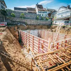 Willkommen bei Kilcher Bauunternehmung! Wir sind Ihr zuverlässiger Partner für Bauvorhaben aller Art. Mit jahrzehntelanger Erfahrung und einem engagierten Team von Experten stehen wir Ihnen bei der Realisierung Ihrer Bauprojekte zur Seite.

Als Bauunternehmung legen wir größten Wert auf Qualität, Effizienz und Kundenzufriedenheit. Unser erfahrenes Team arbeitet mit höchster Präzision und Professionalität, um Ihre Visionen in die Realität umzusetzen. Egal, ob es um Neubauten, Umbauten, Renovierun