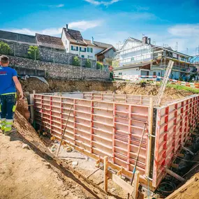 Willkommen bei Kilcher Bauunternehmung! Wir sind Ihr zuverlässiger Partner für Bauvorhaben aller Art. Mit jahrzehntelanger Erfahrung und einem engagierten Team von Experten stehen wir Ihnen bei der Realisierung Ihrer Bauprojekte zur Seite.

Als Bauunternehmung legen wir größten Wert auf Qualität, Effizienz und Kundenzufriedenheit. Unser erfahrenes Team arbeitet mit höchster Präzision und Professionalität, um Ihre Visionen in die Realität umzusetzen. Egal, ob es um Neubauten, Umbauten, Renovierun