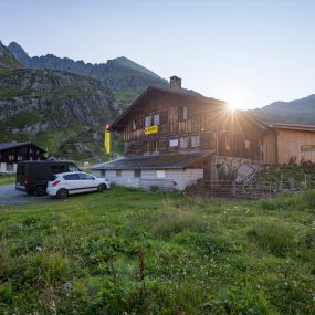 Sonnenaufgang hinter der Alpkäserei Steingletscher