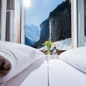 Hotelzimmer mit Aussicht auf Wasserfall in Lauterbrunnen
