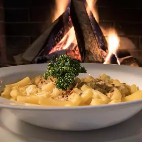 Älplermagronen vor einem Kamin im Hotel Silberhorn in Lauterbrunnen