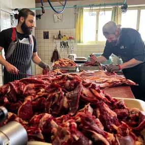 Fleisch & Spezialitäten, Ausbeinen, Handarbeit, Lokales Fleisch