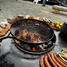 leckere Grilladen auf der Feuerkugel live zubereitet von Jelena