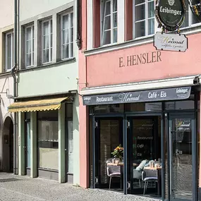 Unsere Heimat liegt im Herzen von Lindau - direkt am Marktplatz und am schmallsten Gässle, dem Kaffeegässle. Immer einen Besuch wert!