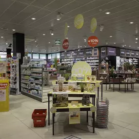 interieur-pharmacie-sun-store-sierre-manor