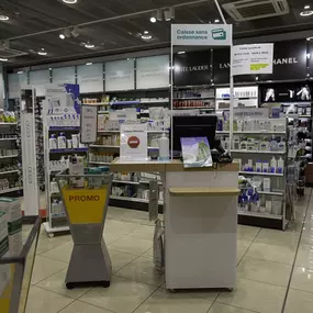 interieur-de-la-pharmacie-sun-store-romanel