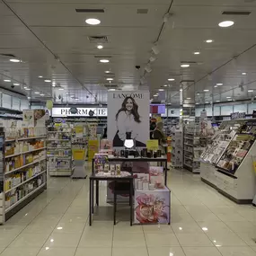 interieur-de-la-pharmacie-sun-store-nyon-combe