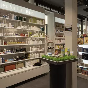 hautpflegeprodukte-amavita-apotheke-st-moritz-bad