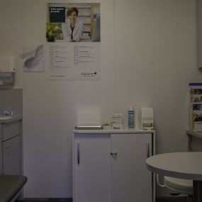 Pharmacie-Amavita-Condémine-service-salle