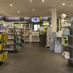 intérieur-de-la-pharmacie-amavita-du-grand-pré