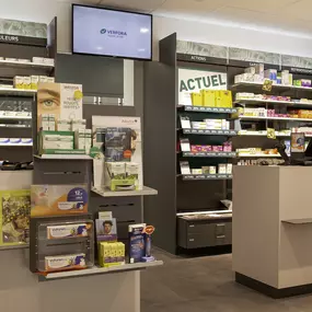 Pharmacie-Amavita-Tramelan-caissière