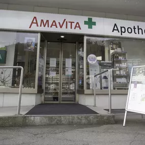 eingang-amavita-apotheke-ilanz