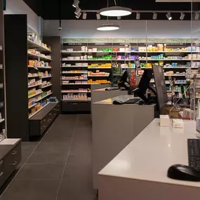 Pharmacie-Amavita-Pré-Guillaume-caissier