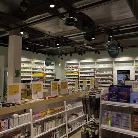 interieur-de-la-pharmacie-sun-store-chene-bourg-ceva