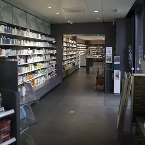 intérieur-de-la-pharmacie-amavita-mont-d'Or