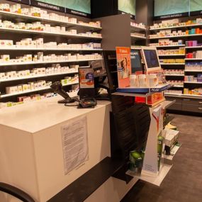 Pharmacie-Amavita-Portes-Rouges-caissier