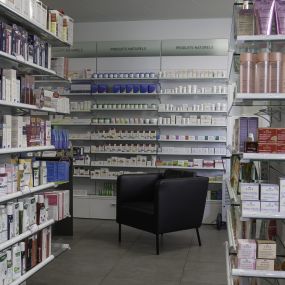 intérieur-de-la-pharmacie-amavita-acacias